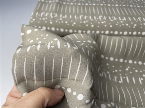 Fastvævet viscose - smukke enkle motiver på sandfarvet bund